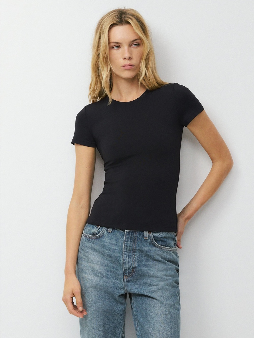 Aritzia Original Contour T-Shirt in Black